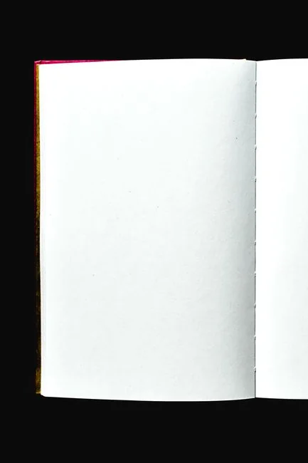 about-us Des membres de l’équipe échangent au sujet de graphiques numériques sur une tablette, dans un bureau moderne.